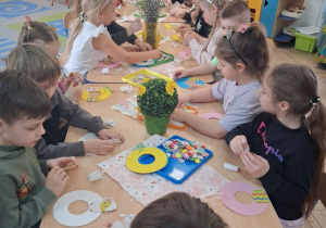 Dzieci przy wspólnym stole podczas pracy.