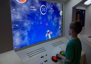 Antoś stoi podczas gry - Statek Galaxy.