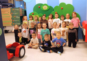 Dzieci pozują do wspólnego zdjęcia w Centrum Mądrej Zabawy - Smart Kids Planet.