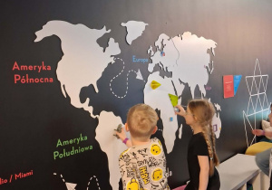 Fabian i Zuzia bawią się z wykorzystaniem Mapy Odkrywców.