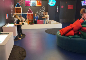 Dzieci bawią w strefie z klockami magnetycznymi.