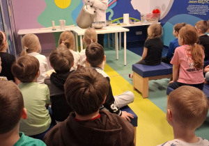 Dzieci obserwują jak Pani animator wlewa ciekły azot do naczynia.
