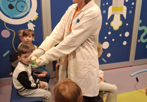 Pani pokazuje dzieciom zamrożonego banana.