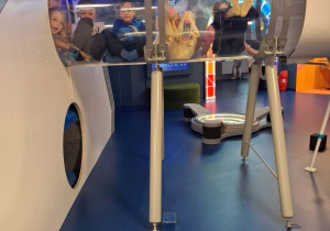 Dzieci przechodzą przez tunel w kosmicznej rakiecie.