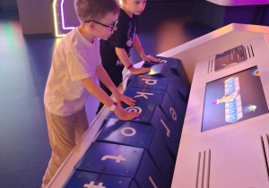 Dwóch chłopców podczas zabawy Szyfr Knoxa w strefie Stacja Galaxy - Odkrywaj.