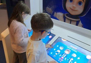 Weronika i Mikołaj bawią się w tworzenie Avatarów.