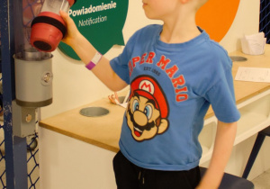 Bruno wysyła wiadomość pocztą pneumatyczną.