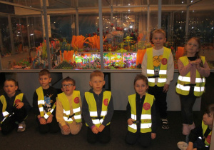 Dzieci pozują do zdjęcia na tle Rafy Koralowej z klocków Lego.