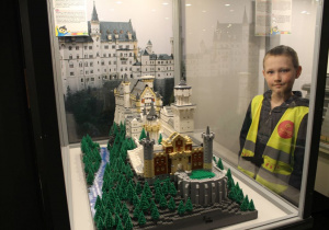 Antek ogląda zamek zbudowany z klocków Lego.