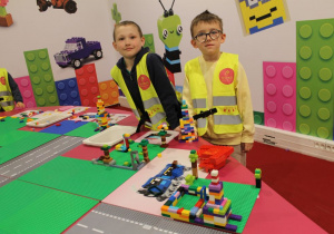 Antoś i Mikołaj prezentują swoje budowle z klocków.