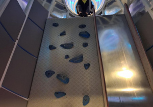 Jakub przeszedł przez tunel w kosmicznej rakiecie i planuje zjechać ze zjeżdżalni.