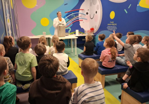 Pani animator prezentuje dzieciom dewar - naczynie do przechowywania ciekłego azotu.