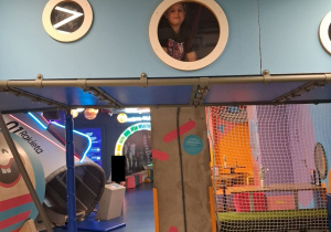 Nadia przechodzi przez tunel znajdujący się wysoko nad głowami.