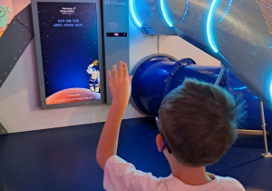 Mikołaj podniósł rękę przed lustrem antywirusowym.