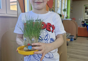 Olek prezentuje Panią Greenie z długimi zielonymi włosami z trawy.