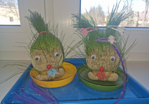 Dwie zabawki Pani Greenie z fryzurami ułożonymi z wykorzystaniem spinek i gumek.