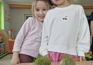 Zuzia i Lila oglądają kiełkujące włosy z trawy Pani Greenie.