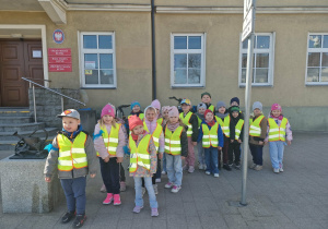 Przedszkolaki stoją przed budynkiem Urzędu Miasta Kutno.