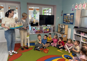 Na zdjęciu widzimy Panią dyrektor wraz z nauczycielką oraz dziećmi, które brały udział w konkursie.