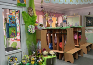 Wystawa ozdób wielkanocnych w szatni przedszkolnej.