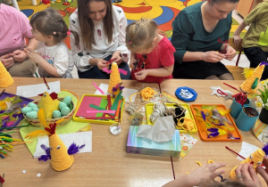 Uczestnicy podczas tworzenia kurki.