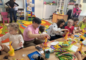 Rodzice i dzieci podczas warsztatów.