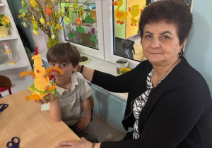 Leoś pozuje do zdjęcia z babcią.