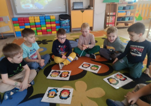 Biedronki wykonują śmieszne minki.