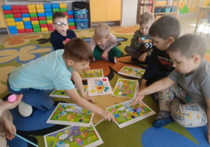 Biedronki układają historyjkę obrazkową według kolejności zdarzeń.