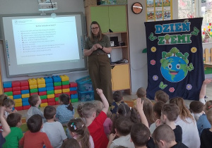 Dzieci oglądaja prezentację i zgłaszają się do odpowiedzi.