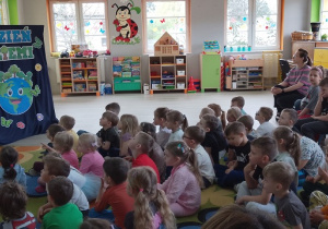 Pani leśnik opowiada o zwierzętach żyjących w lesie.