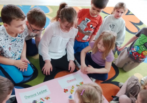 Dzieci segregują owoce na te, które są w lesie i te, które mamy w domu.