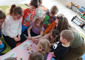 Dzieci segregują owoce na te, które są w lesie i te, które mamy w domu.