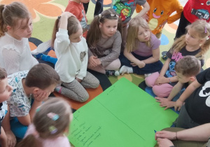 Dzieci nazywają właściwe i niewłaściwe zachowania w lesie.
