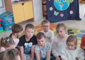 Dzieci nazywają właściwe i niewłaściwe zachowania w lesie.