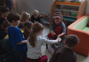 Słoneczka segregują odpady.