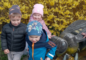 Olaf, Maja i Szymon oglądają rzeźbę pszczoły.