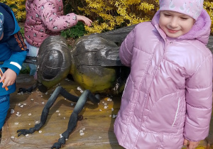 Maja i Kornelia stoją obok rzeźby pszczoły.