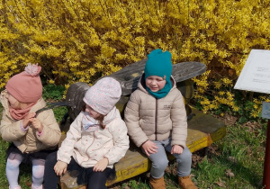 Nikodem, Emilia, Hania i Michał pozują do zdjęcia przy rzeźbie pszczoły.