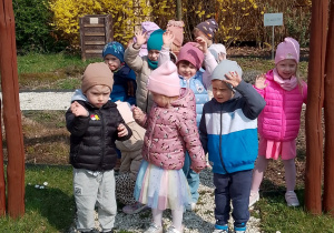 Pszczółki przechodzą pod „bramą” z napisem Królestwo Owadów.