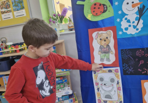 Wojtuś przypina prace z myszką.