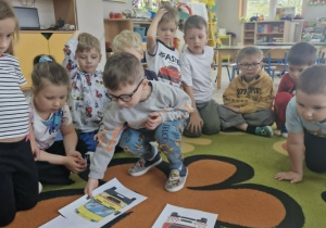Antoś dopasowuje obrazek do właściwego numeru alarmowego.
