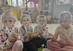 Liliana, Zuzia, Maja i Weronika w trakcie zabawy klamerkowej.