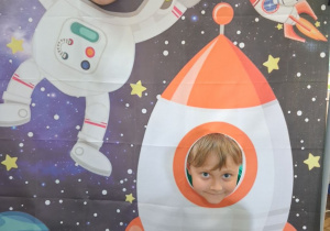 Staś i Hubert pozują do zdjęcia w kosmicznej fotobudce.