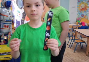 Bartek prezentuje otrzymane kosmiczne upominki.