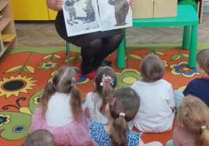 2. Pani pokazuje dzieciom ilustracje i opowiada o Misiu Wojtku i generale Andersie.