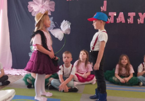 Tosia i Mikołaj odwróceni do siebie odgrywają rolę Czapli i Żurawia.