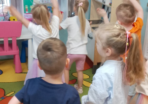 Dzieci podczas układu tanecznego "Taniec Mai".