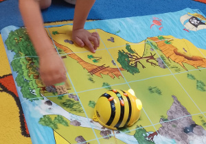 Nikodem podczas zabawy Bee Botami.