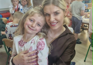 Liliana z mamą uśmiechają się do zdjęcia.
